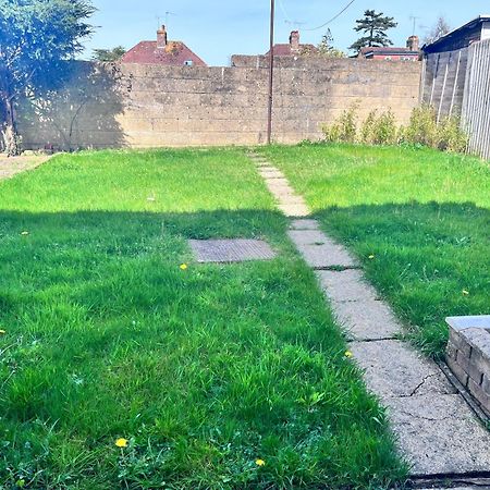 Lush House Close To Ashford Town Centre With Driveway Dış mekan fotoğraf
